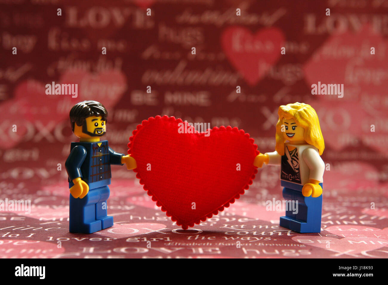 Lego macho y hembra personas sosteniendo un corazón rojo en San Valentín  Fotografía de stock - Alamy