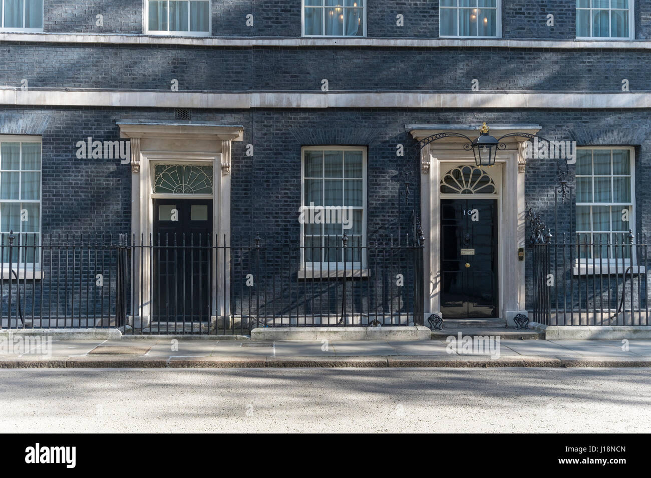 El número 10 de Downing Street, Londres, Reino Unido. 18 de abril, 2017. Fuera nº 10 de Downing Street en tonos luz solar. Crédito: Malcolm Park. Foto de stock