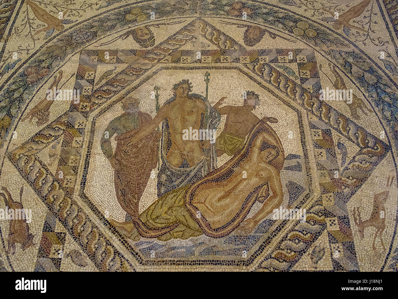 Una pared de mosaicos con forma de reloj! ¡La hora del baño!Tempus Fugit -  Mid-Century - Badezimmer - Barcelona - von Hisbalit
