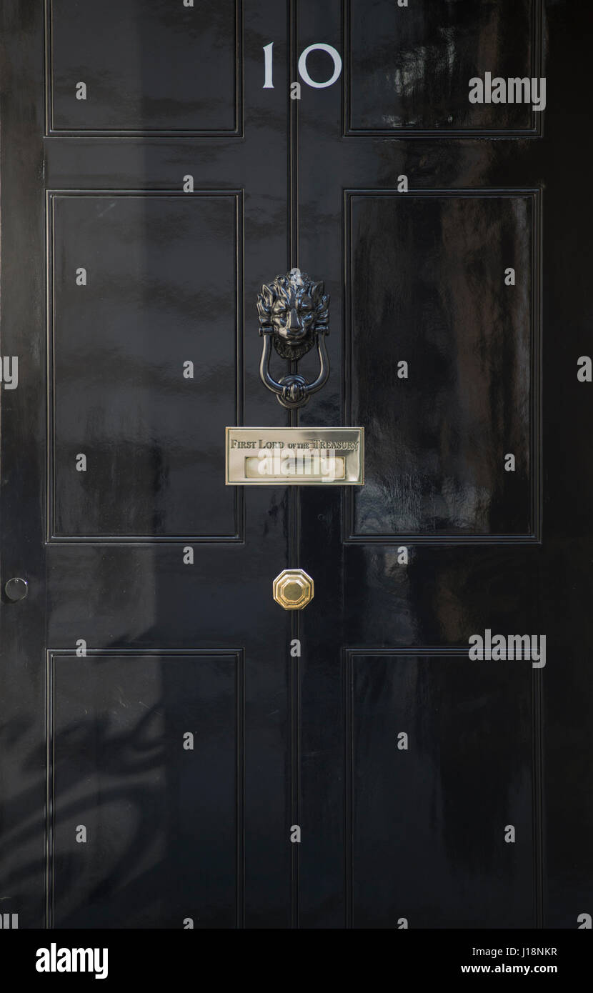 El número 10 de Downing Street, Londres, Reino Unido. 18 de abril, 2017. Negro icónica Puerta delantera del nº 10. Crédito: Malcolm Park/Alamy. Foto de stock