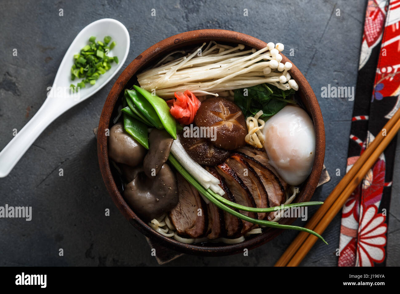 Setas orientales mixtos salteados con fideos y sopa de cebolla Foto de stock