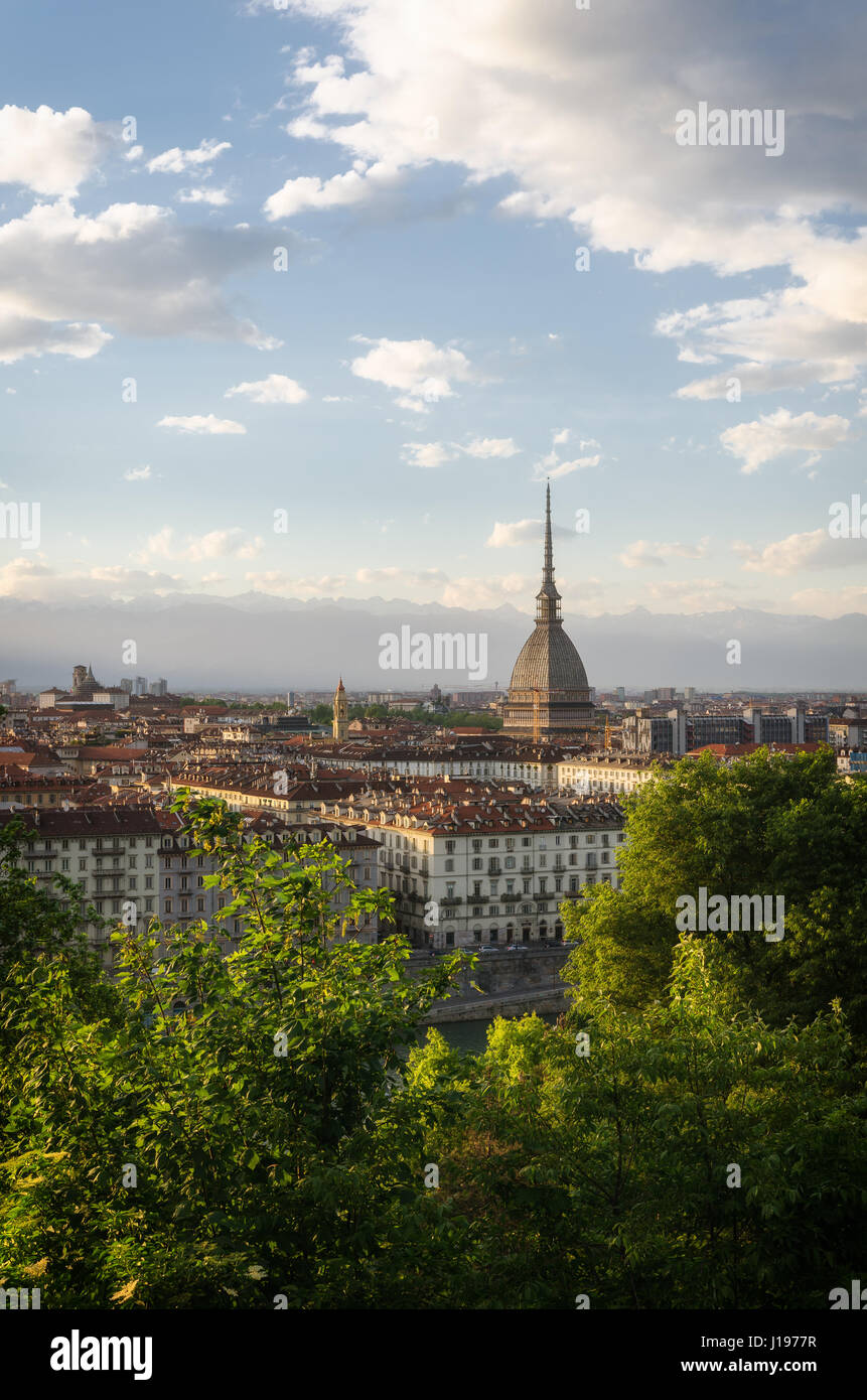 Torino panorama con Mole Antonelliana al atardecer Foto de stock