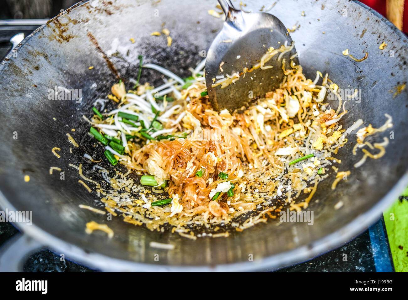 Chef cocinar pad tailandés fotografías e imágenes de alta resolución - Alamy