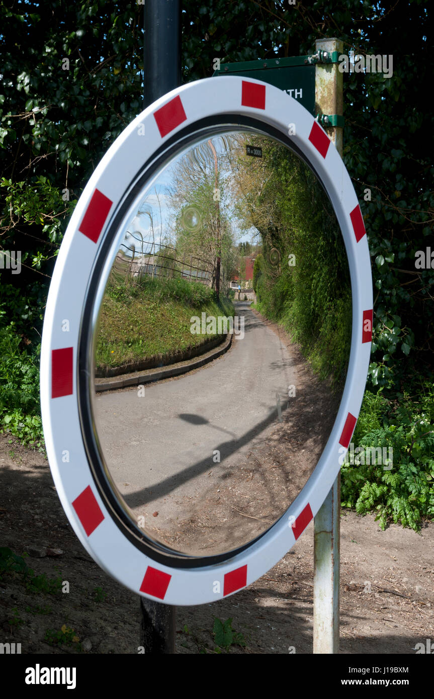 Un espejo convexo seguridad vial en Oriente Barton village, Oxfordshire, Inglaterra, Reino Unido. Foto de stock