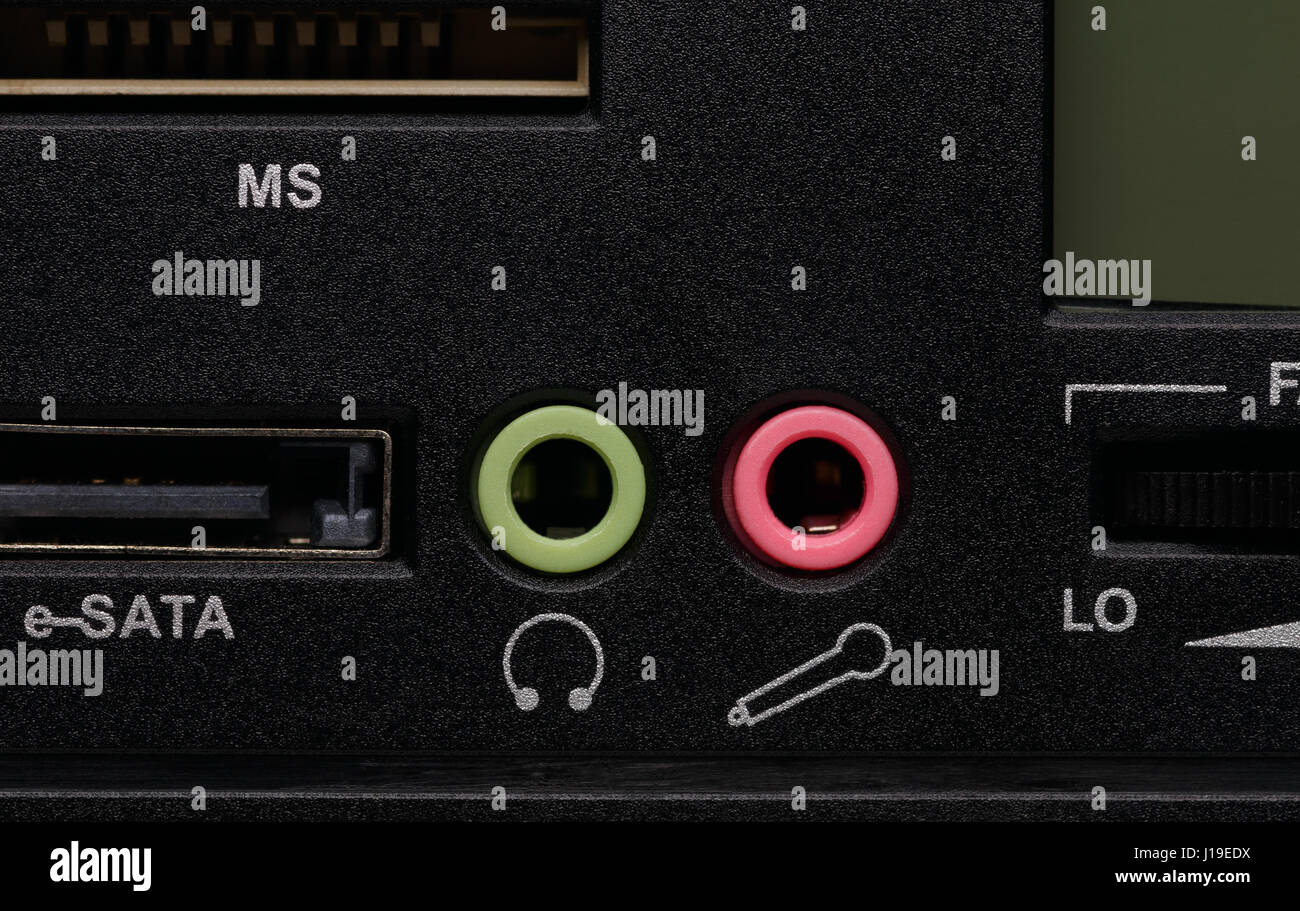 Toma de salida de auriculares de audio y audio toma de entrada de micrófono  en el panel negro, closeup shot Fotografía de stock - Alamy