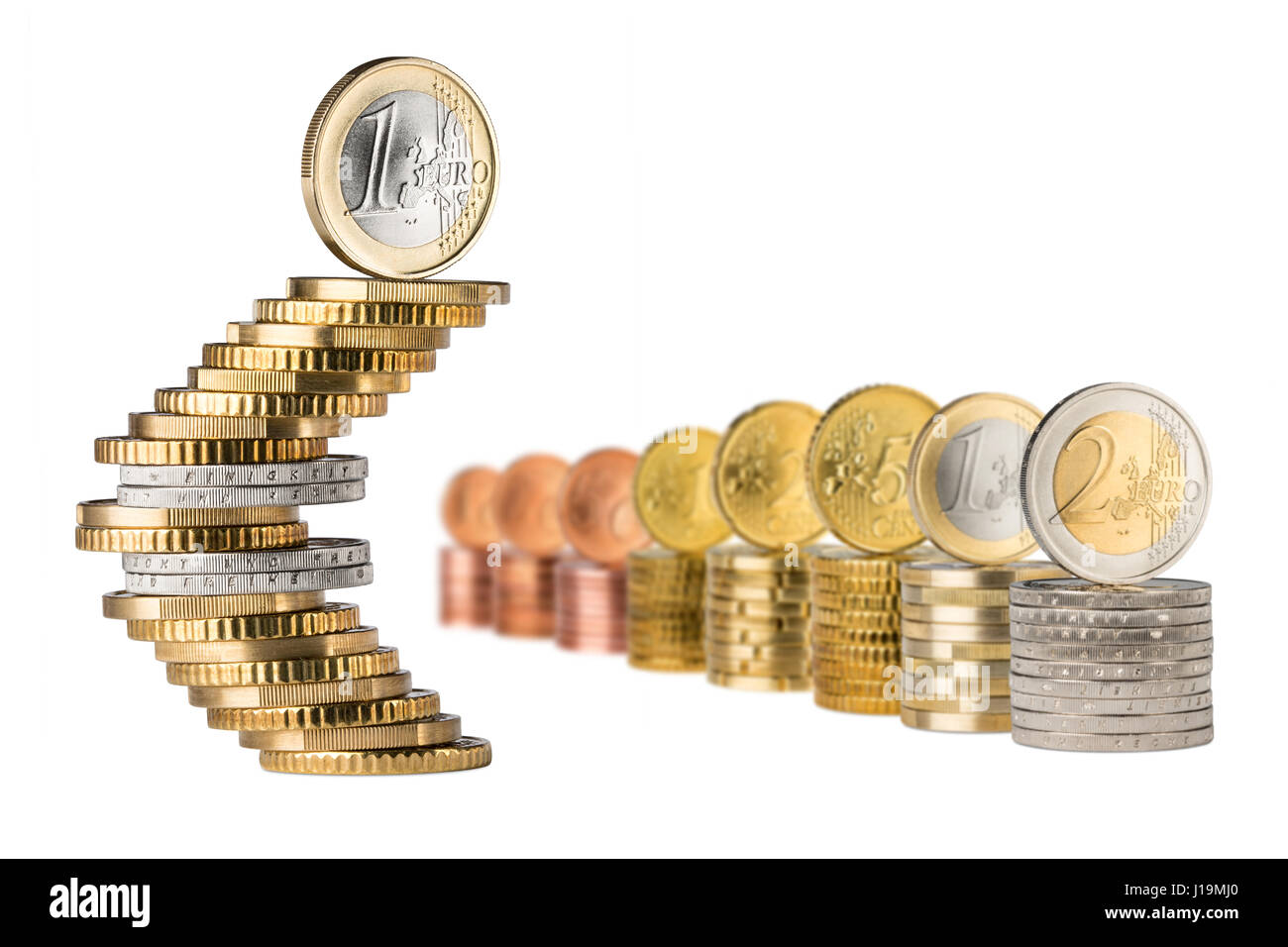 El símbolo del euro en forma de pila de monedas al lado de la fila de cada  céntimo de euro aislado sobre fondo blanco Fotografía de stock - Alamy