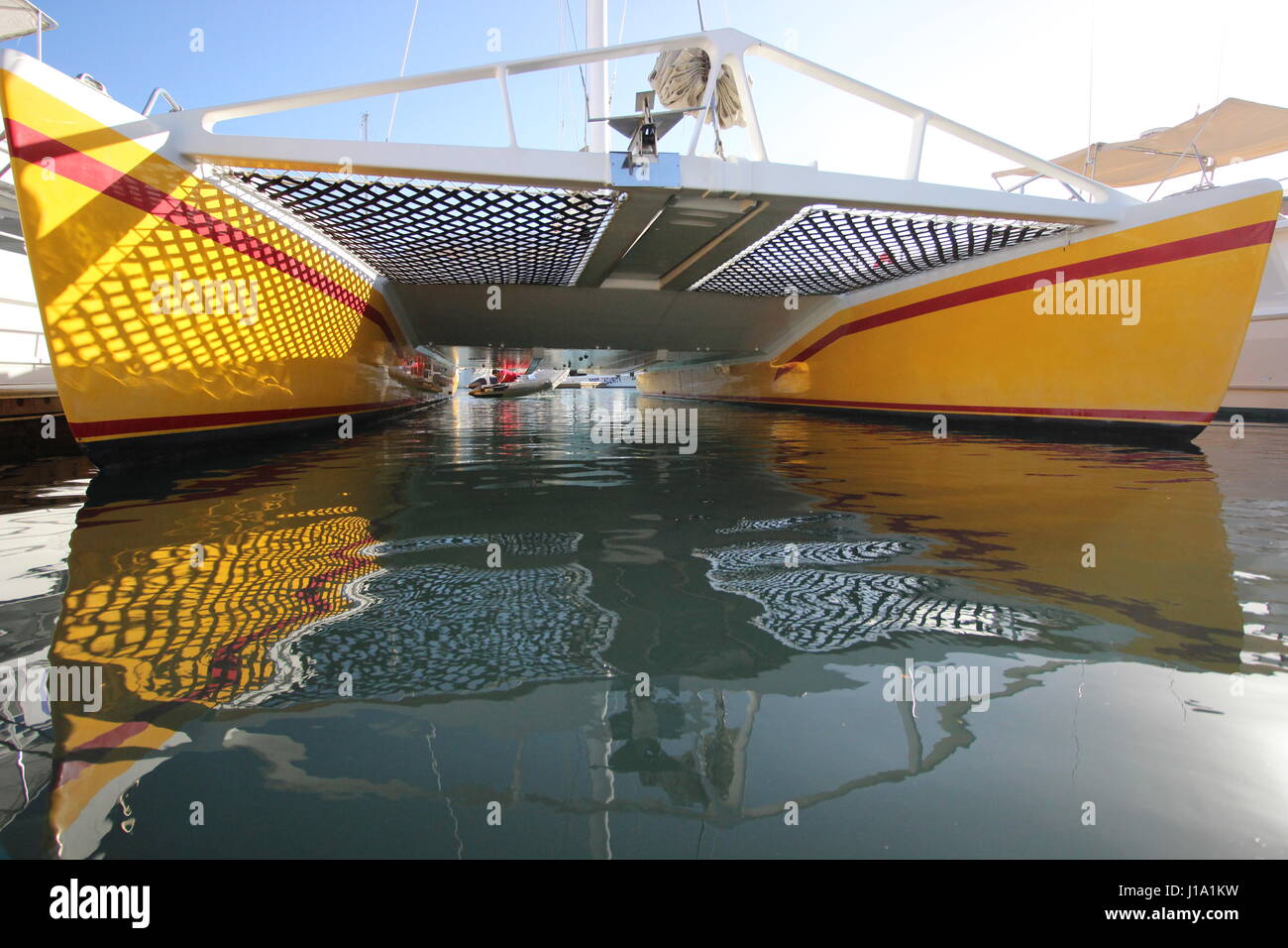 Barcos de doble casco Fotografía de stock - Alamy