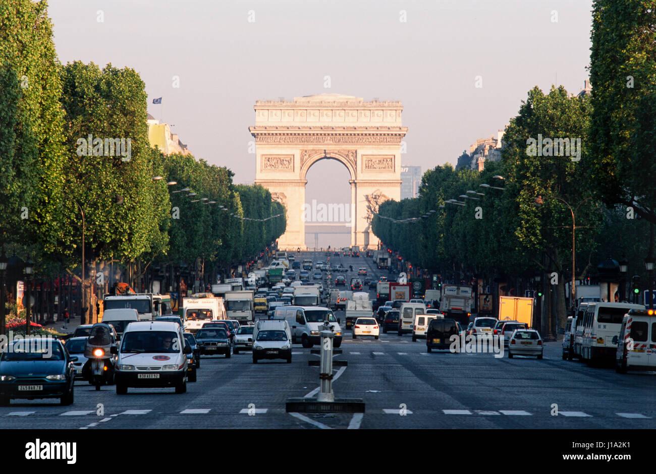 "Campos Elíseos con vista del Arc de triomphe, París, Francia. Foto de stock