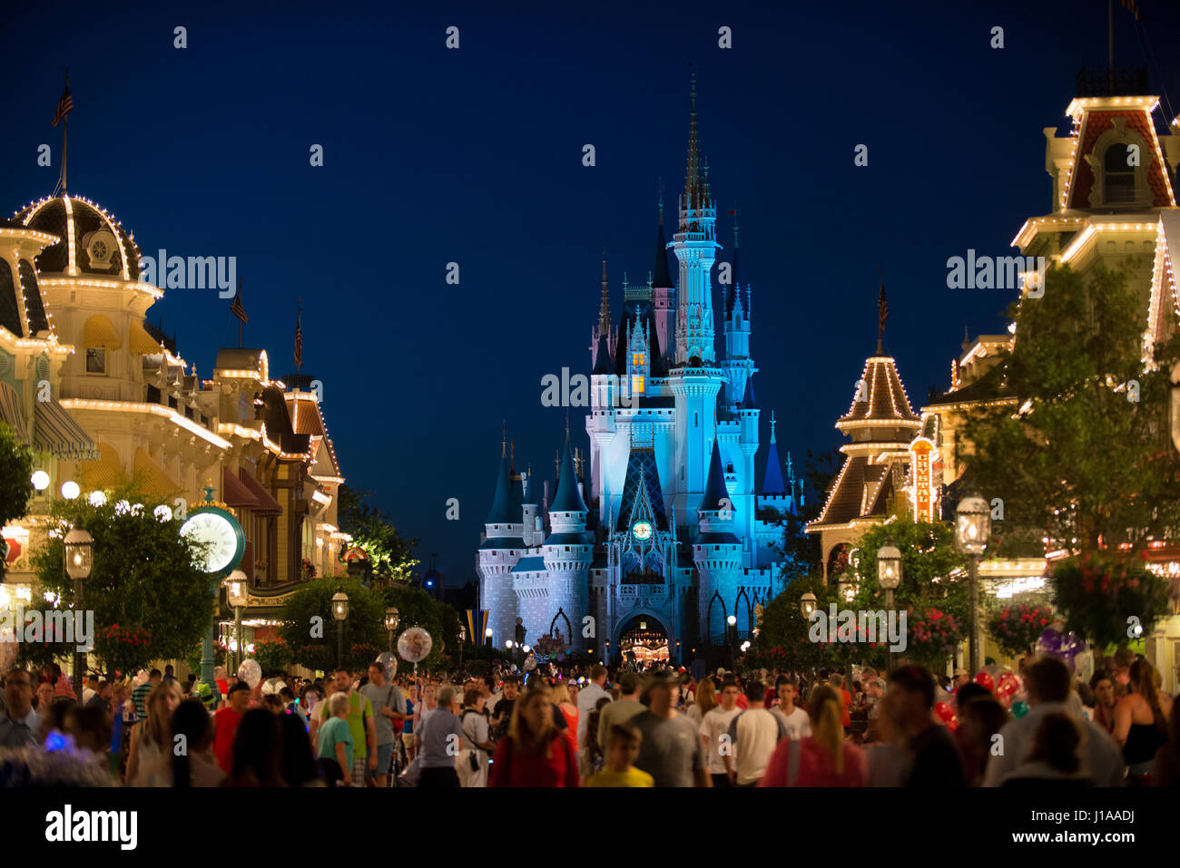 Walt Disney World desfilan por la noche y los fuegos artificiales de Orlando, Florida, EE.UU. Foto de stock