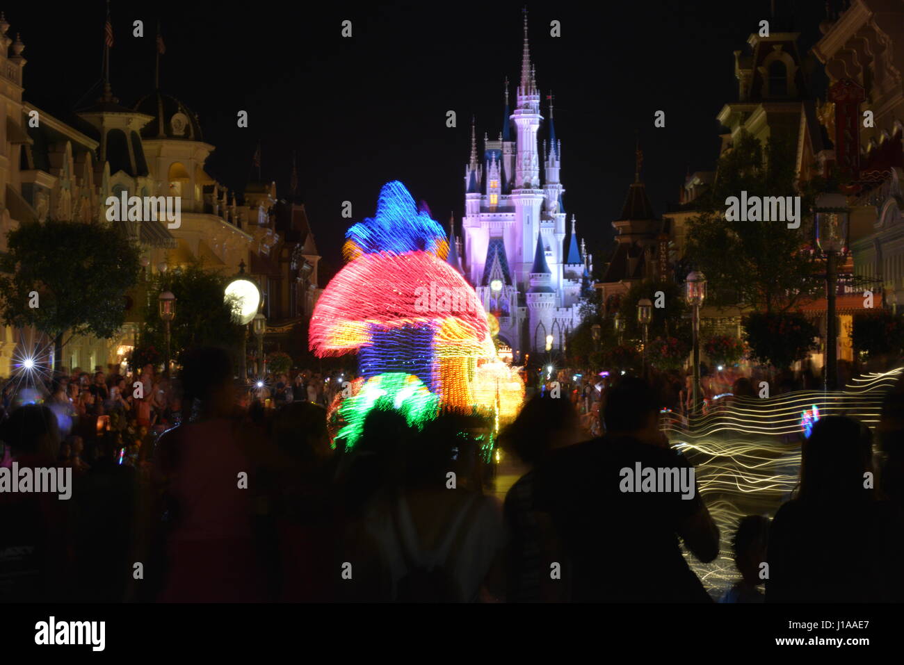 Walt Disney World desfilan por la noche y los fuegos artificiales de Orlando, Florida, EE.UU. Foto de stock