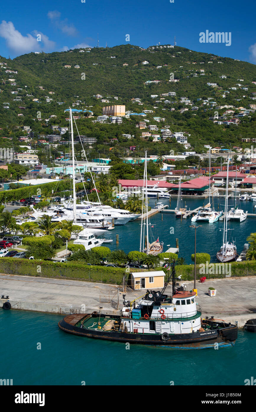 Remolcador y marina en la bahía Charlotte Amalie, St Thomas, Islas Vírgenes de EE.UU. Foto de stock