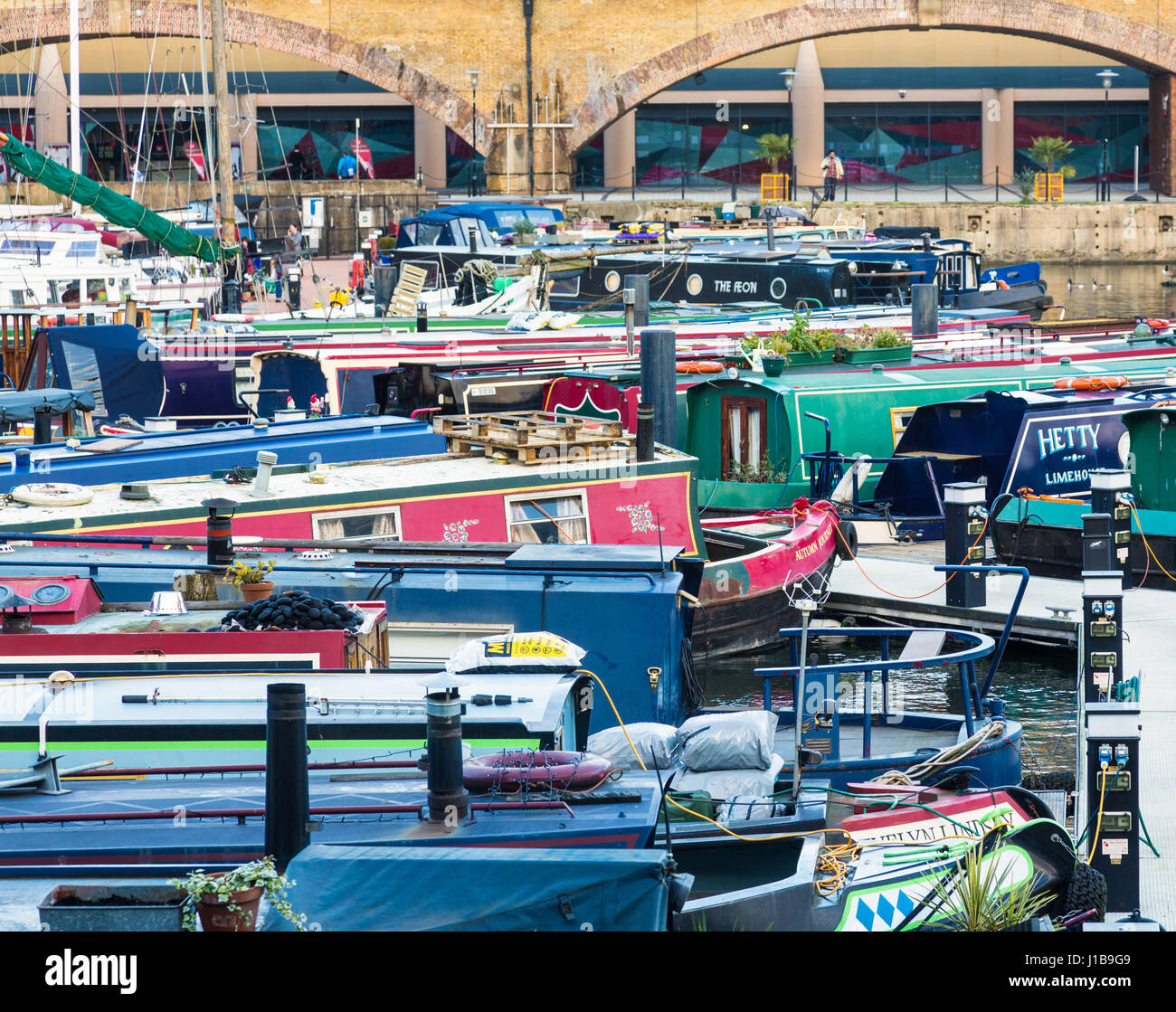 Barcas y casas flotantes en la cuenca de Limehouse Marina en la zona de Docklands, el East End de Londres, Inglaterra Foto de stock