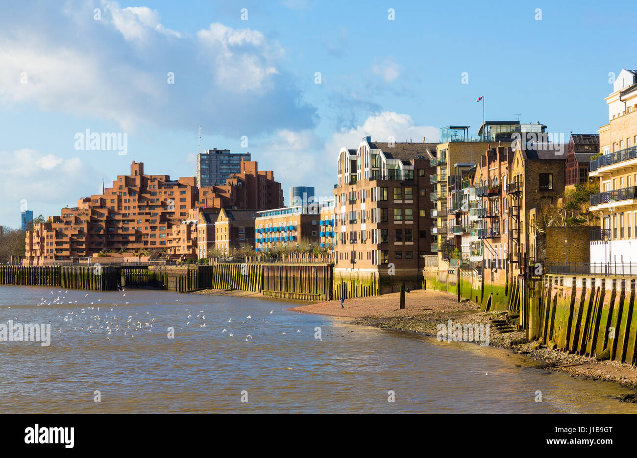 Edificios residenciales en el río Támesis de Canary Wharf, los Docklands de Londres, Inglaterra Foto de stock