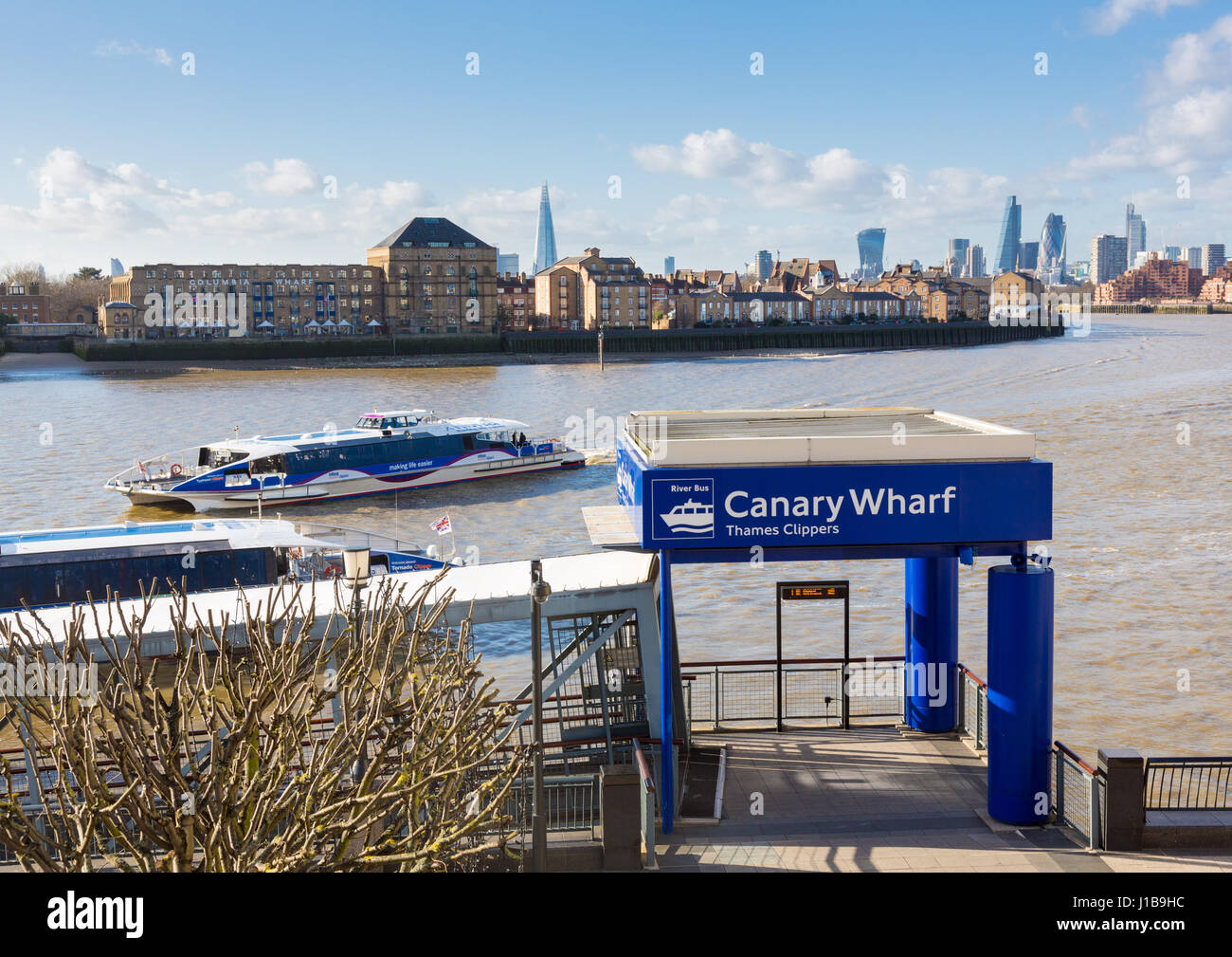 Thames Clippers terminal del ferry sobre el Río Támesis en Canary Wharf, los Docklands de Londres, Inglaterra Foto de stock