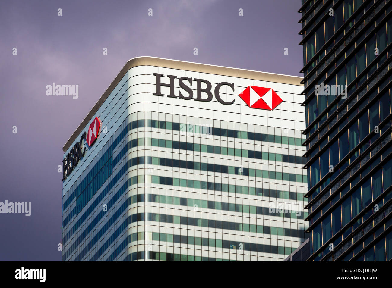Edificio de la sede del banco HSBC en día tempestuoso en Canary Wharf, los Docklands de Londres, Inglaterra, Reino Unido. Foto de stock