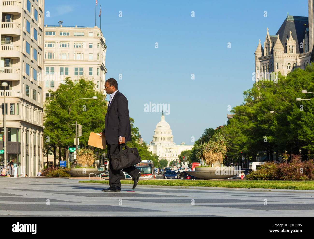 Empresario afroamericano en Pennsylvania Avenue en frente de la cúpula del Capitolio del Congreso, Washington DC, EE.UU. Foto de stock