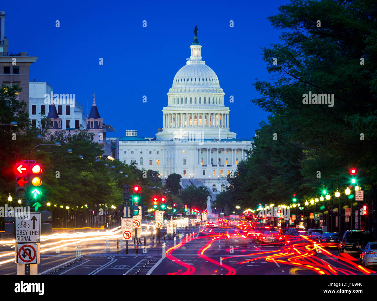 La Pennsylvania Avenue hacia el edificio del Capitolio cúpula del Congreso, Washington DC, en la noche, EE.UU. Foto de stock