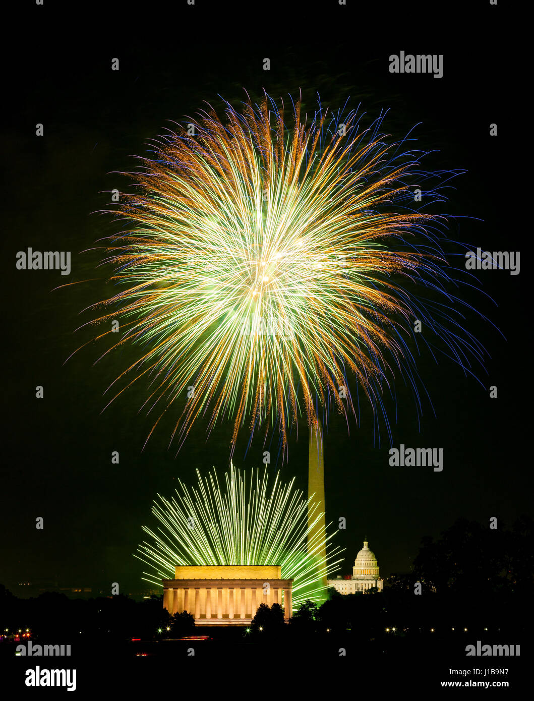 4 de julio de fuegos artificiales durante las celebraciones del Día de la independencia monumentos en Washington DC, EE.UU. Foto de stock