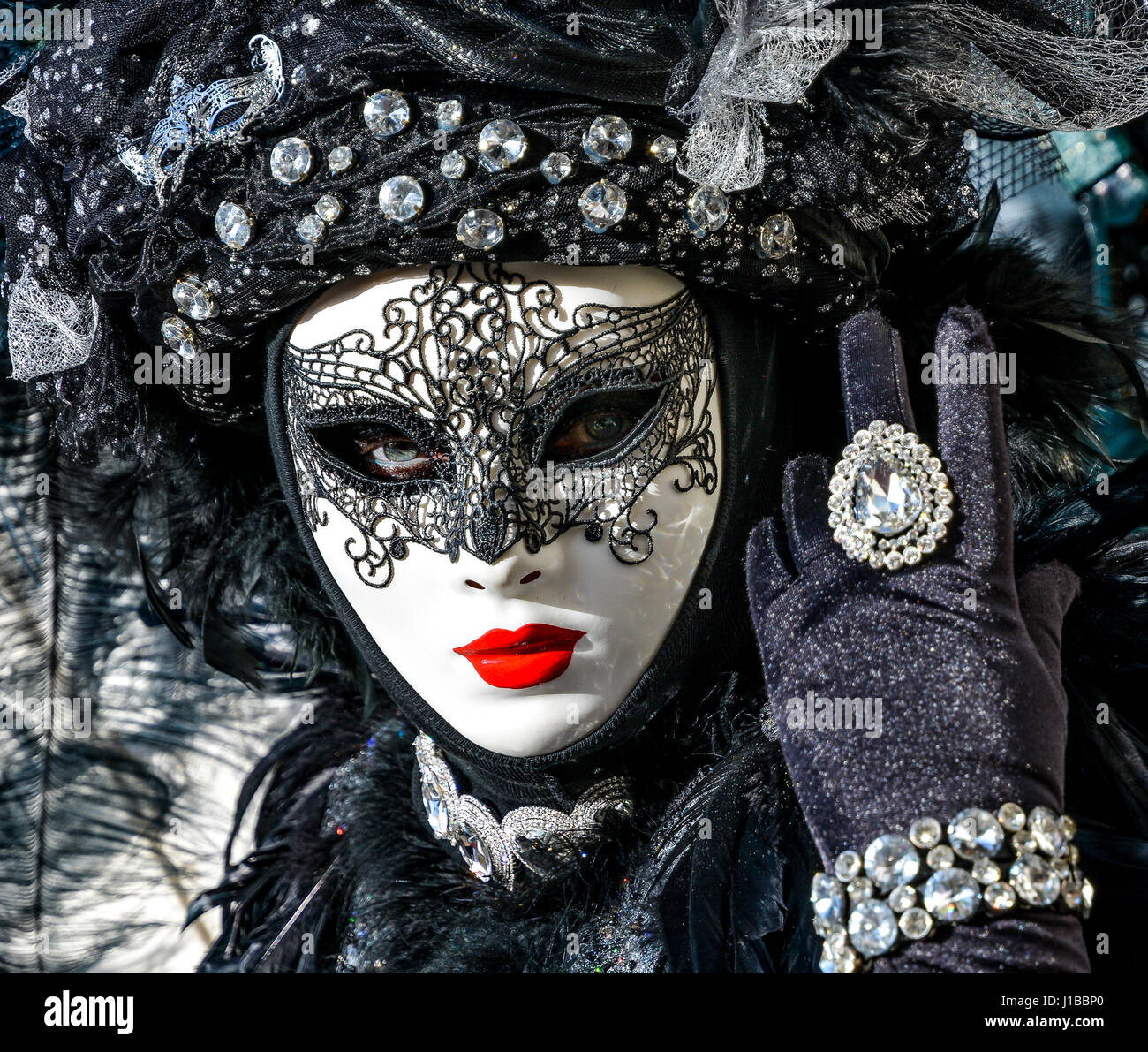 Una mujer que llevaba una máscara veneciana y trajes de carnaval
