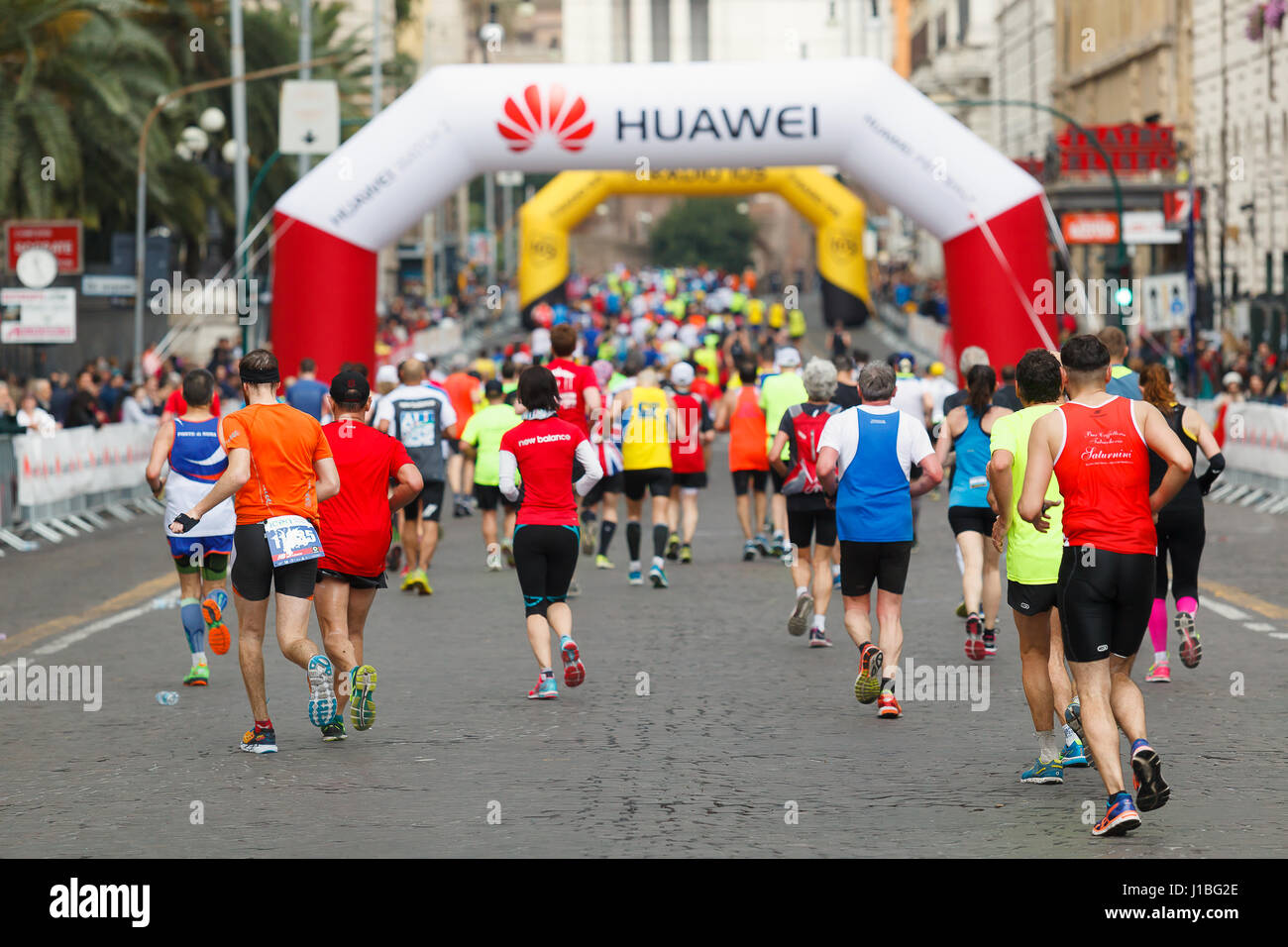 Roma, Italia - Abril 2, 2017: Los atletas de la 23ª Maratón de Roma al paso en la Via Nazionale, a pocos kilómetros de la meta. Foto de stock