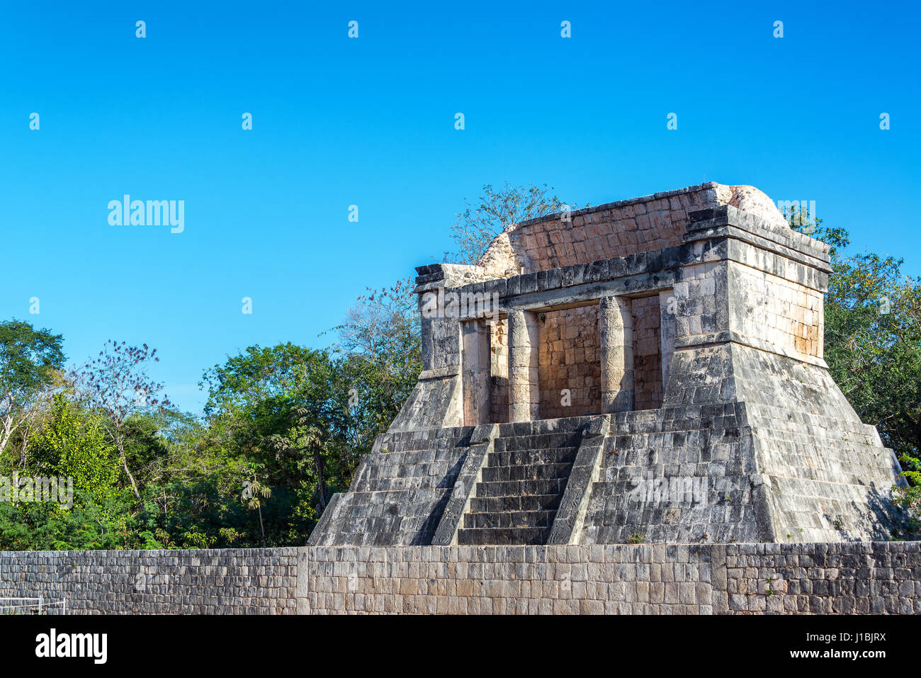 Vista del templo del hombre barbado en las ruinas mayas de Chichen Itza en México Foto de stock