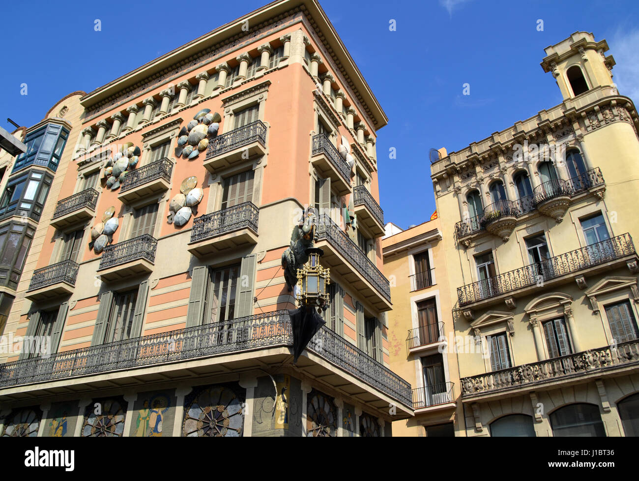 Casa de paraguas barcelona fotografías e imágenes de alta resolución - Alamy