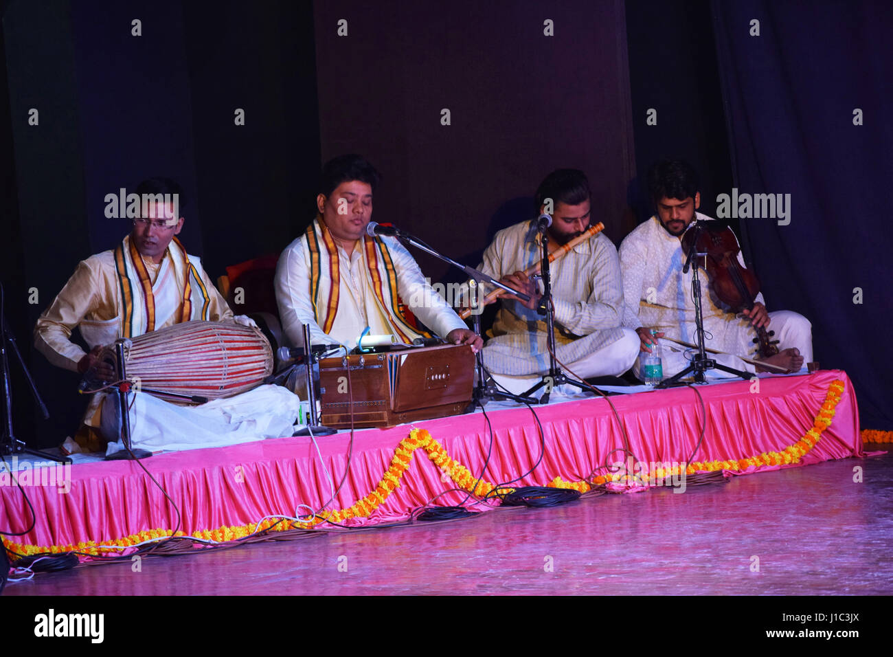 banda-tocando-instrumentos-musicales-tradicionales-indias-pune