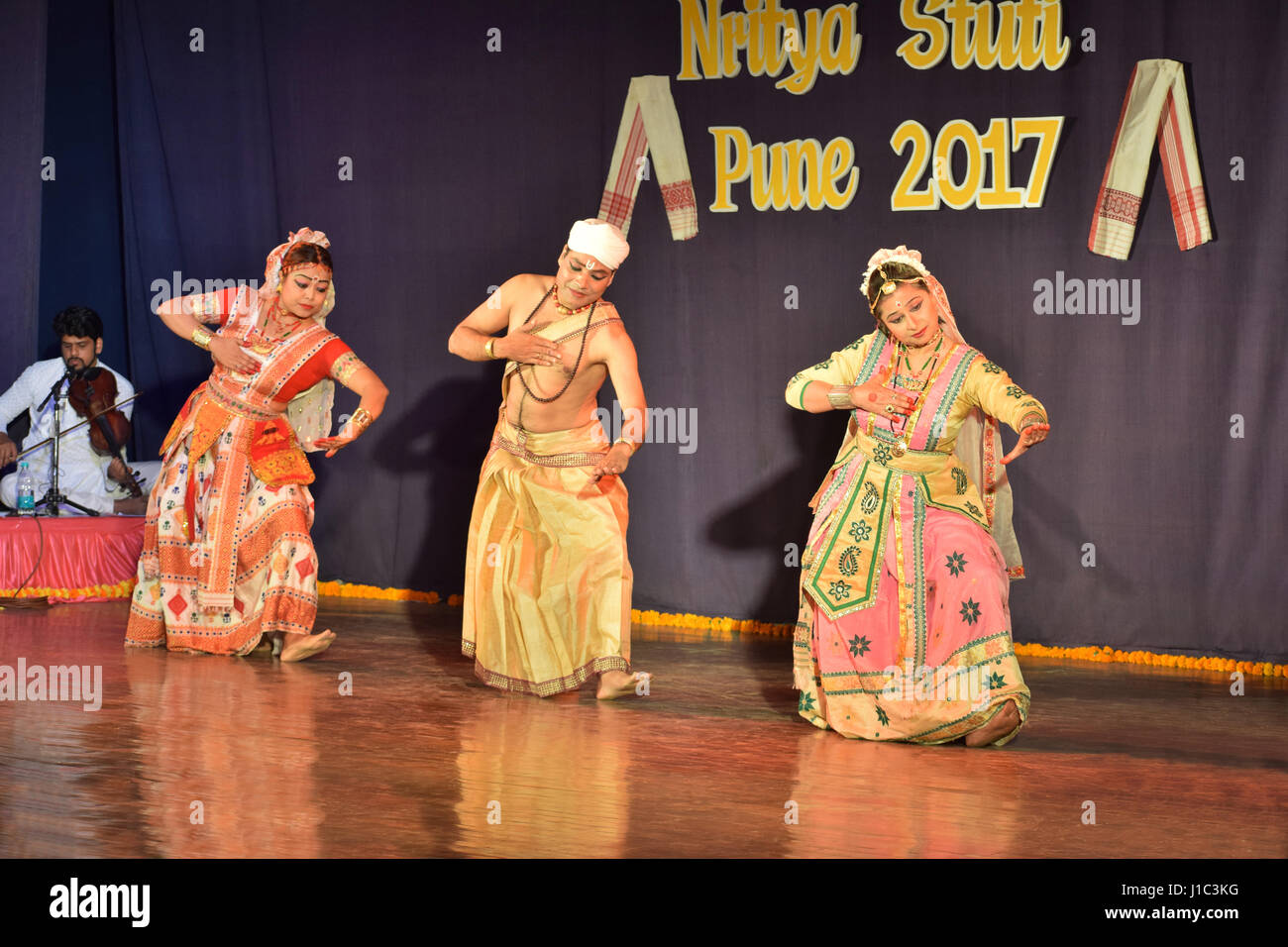 Las bailarinas clásicas indias realizar Sattriya , Maharashtra Fotografía  de stock - Alamy