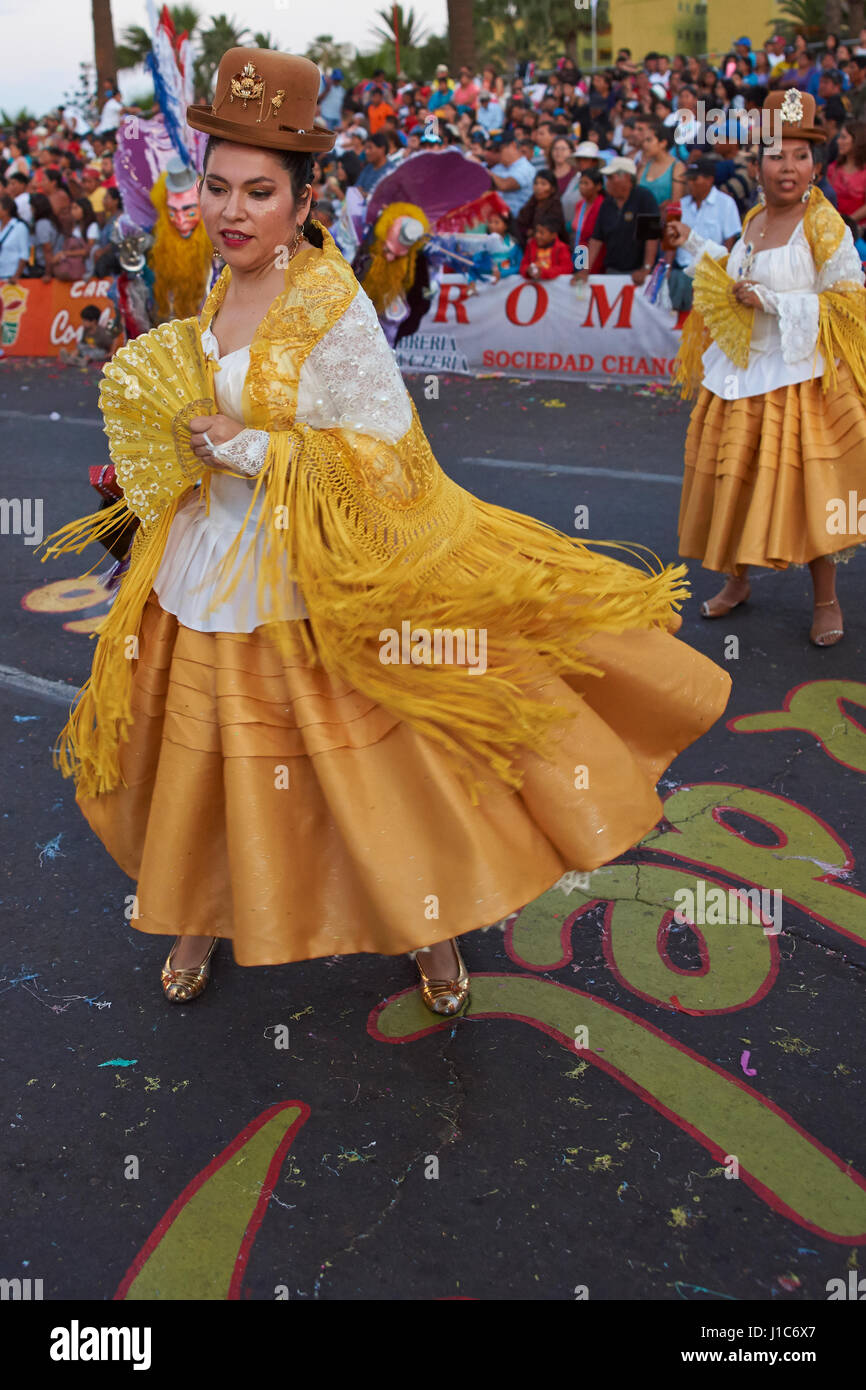 Morenada bailarina en traje tradicional andino, realizando en el anual  carnaval andino con la fuerza del sol en ARICA, CHILE Fotografía de stock -  Alamy