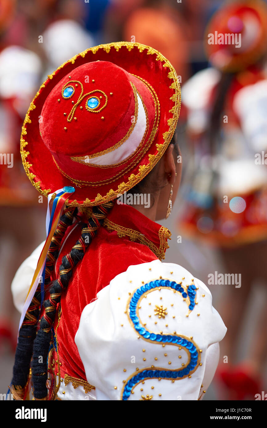 Caporales traje rojo y blanco de realizar en el anual Carnaval Andino con la fuerza del sol Arica, Chile Fotografía de stock - Alamy