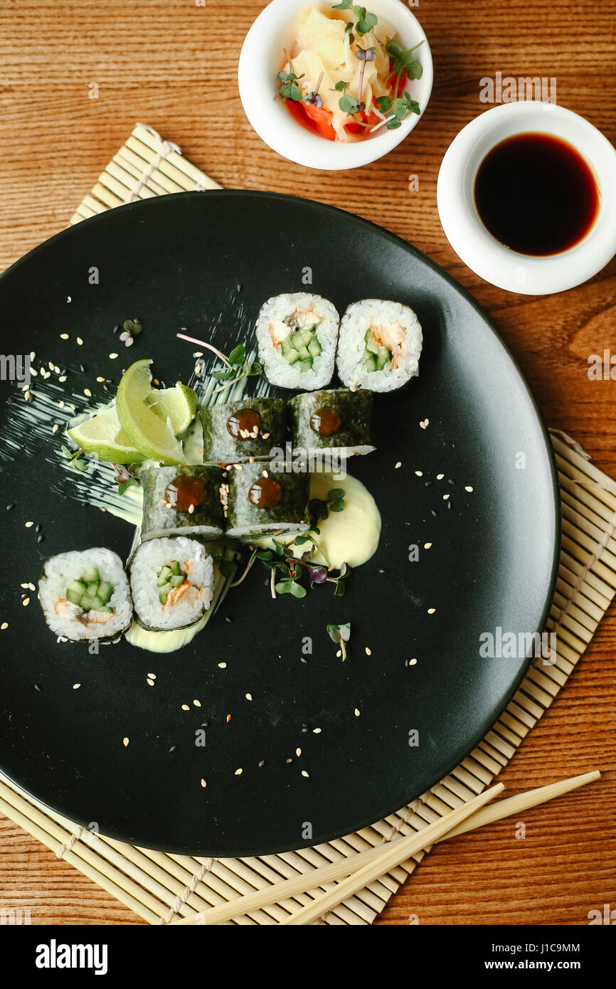 Sushi en plato Foto de stock