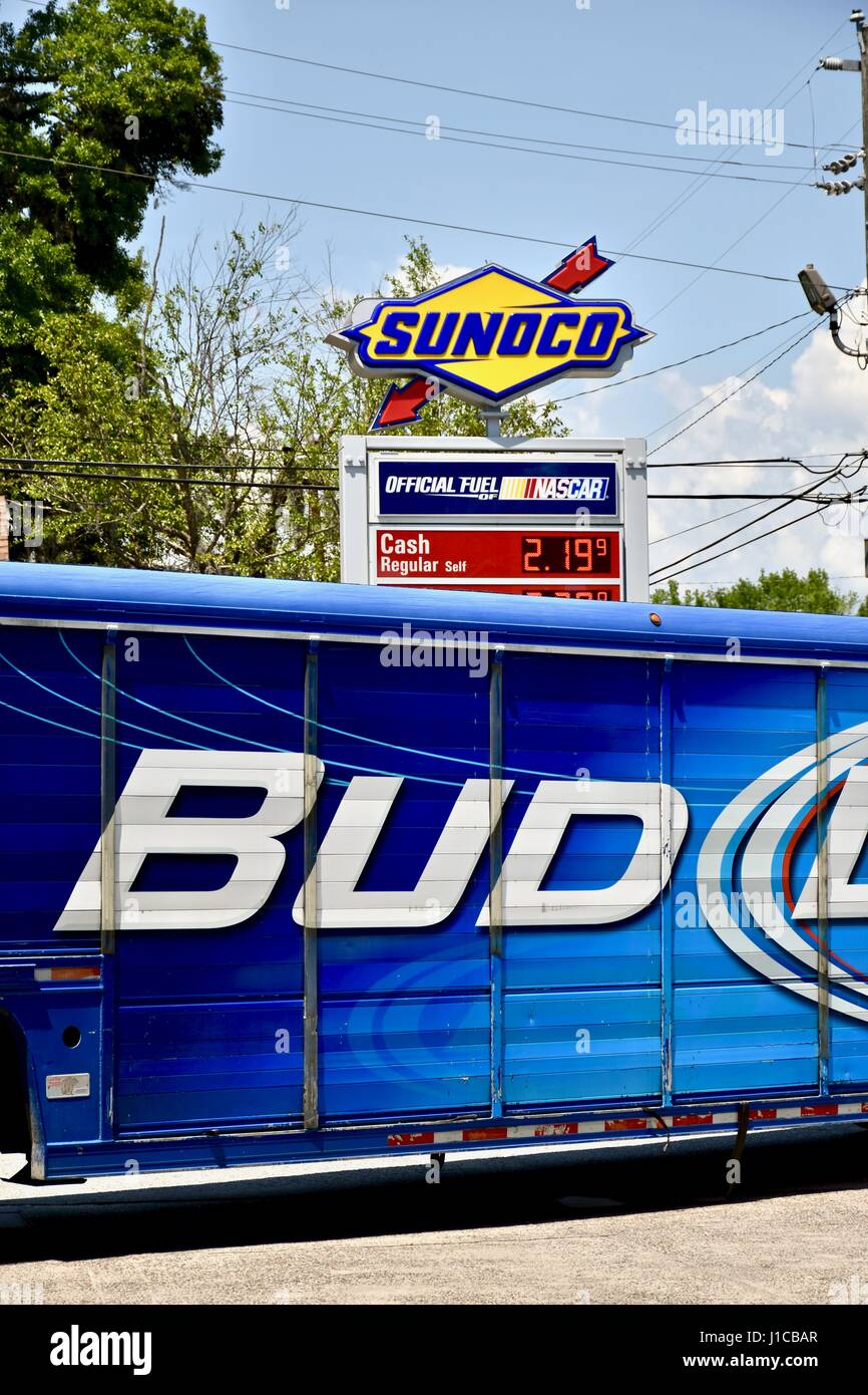 Bud Light camión estacionado en estación de gas Foto de stock