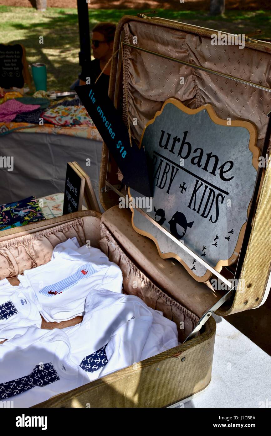 Urbane bebé y ropa para niños en el mercado de granjeros de Charleston  Charleston, Carolina del Sur Fotografía de stock - Alamy