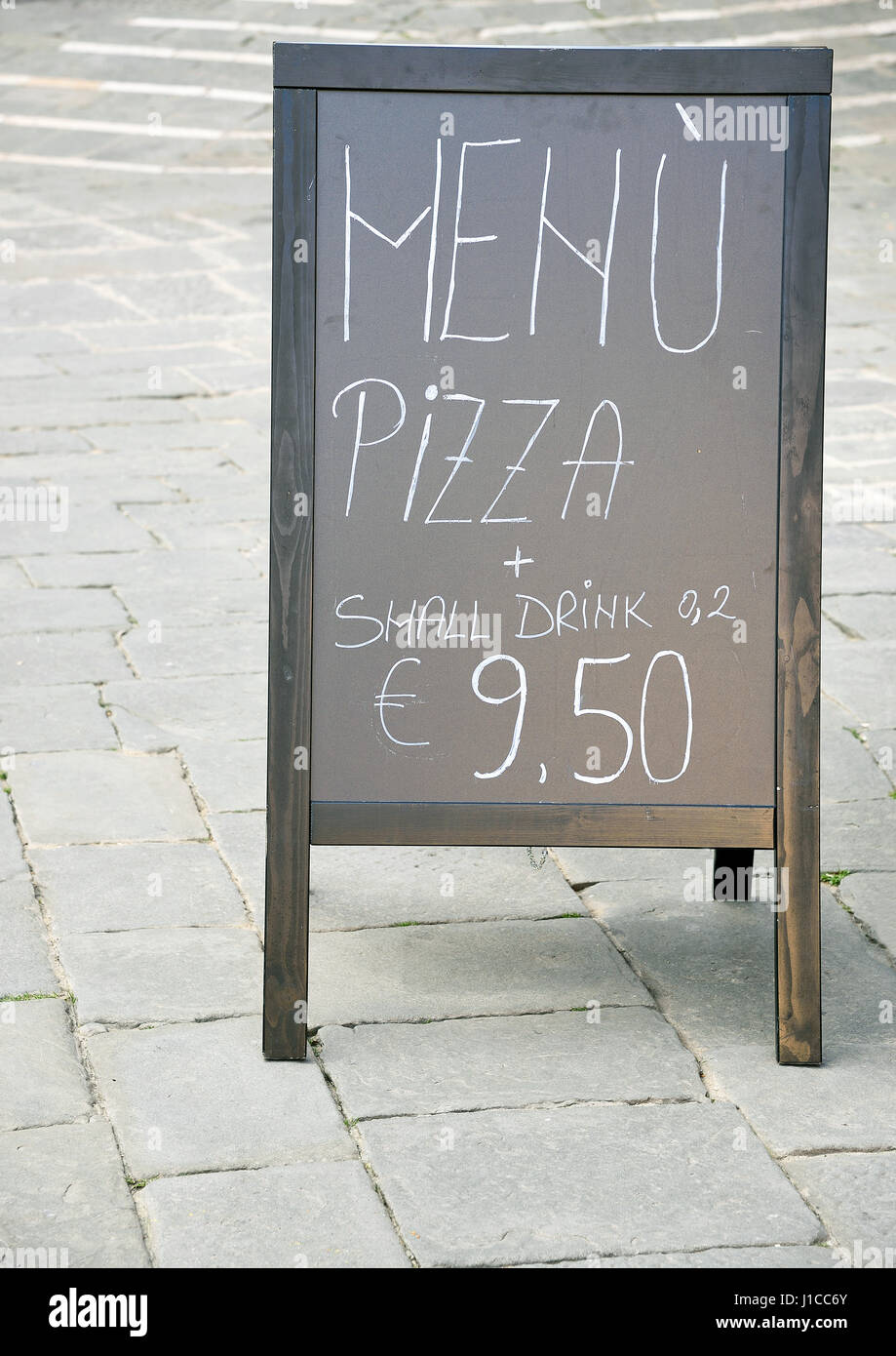 Pizza y menú de bebidas escritas en la pizarra Foto de stock