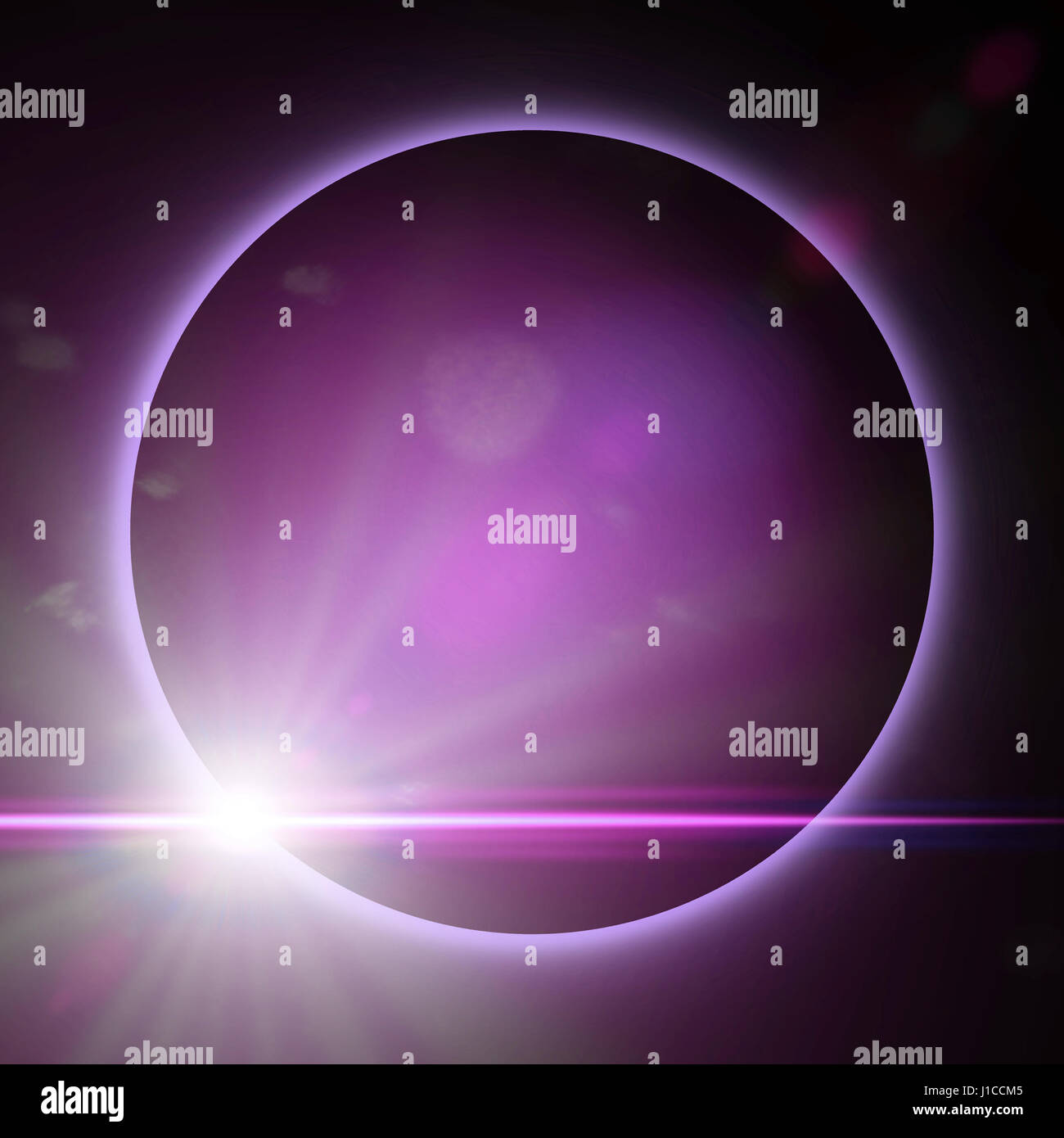 Planeta exótico rodeado de luz púrpura Foto de stock