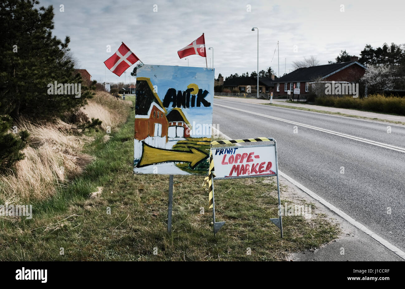 Mercadillo de antigüedades firmar sobre Rømø, una isla danesa en el sitio del patrimonio mundial de la UNESCO, el Mar de Wadden - parque natural más grande de Dinamarca. Foto de stock