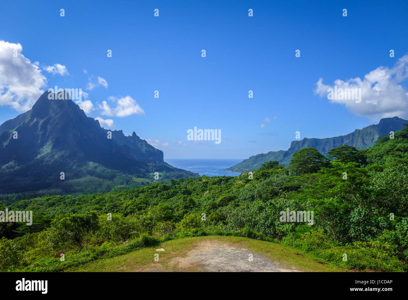 Vista aérea de la Bahía de Opunohu, Cook y la laguna de la isla de Moorea. La Polinesia Francesa Foto de stock