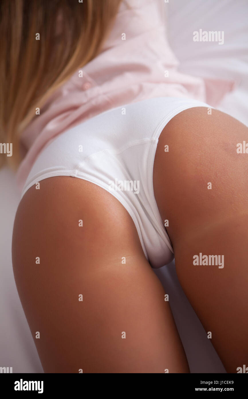 Mujer culo y espalda con lencería blanca en la cama Fotografía de stock -  Alamy