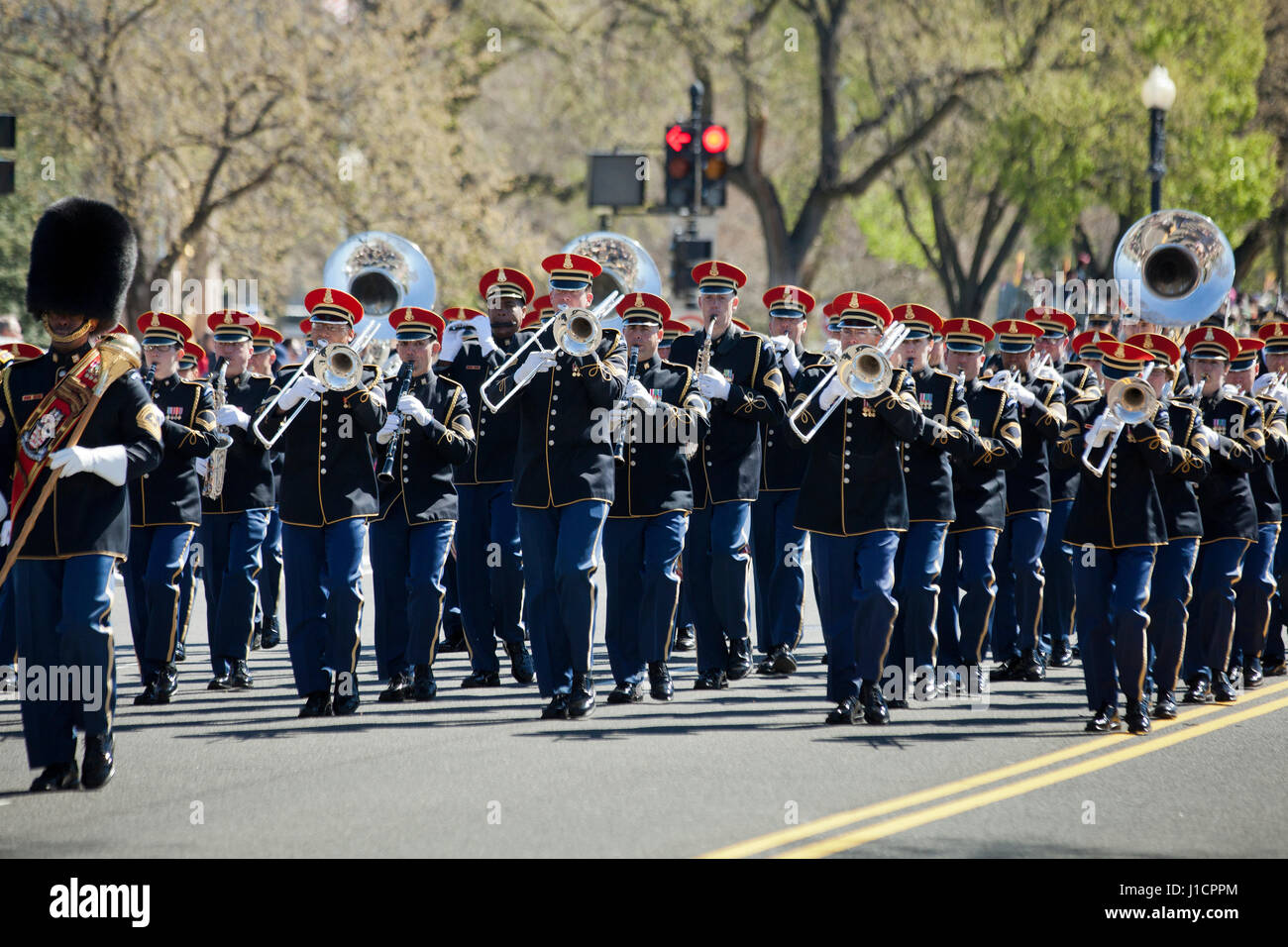 La banda del ejército de los Estados Unidos participaron en un desfile de la calle - Washington, DC, EE.UU. Foto de stock