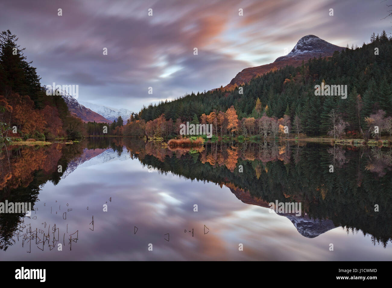Amanecer en Glencoe Lochan neat Glencoe en Escocia Foto de stock