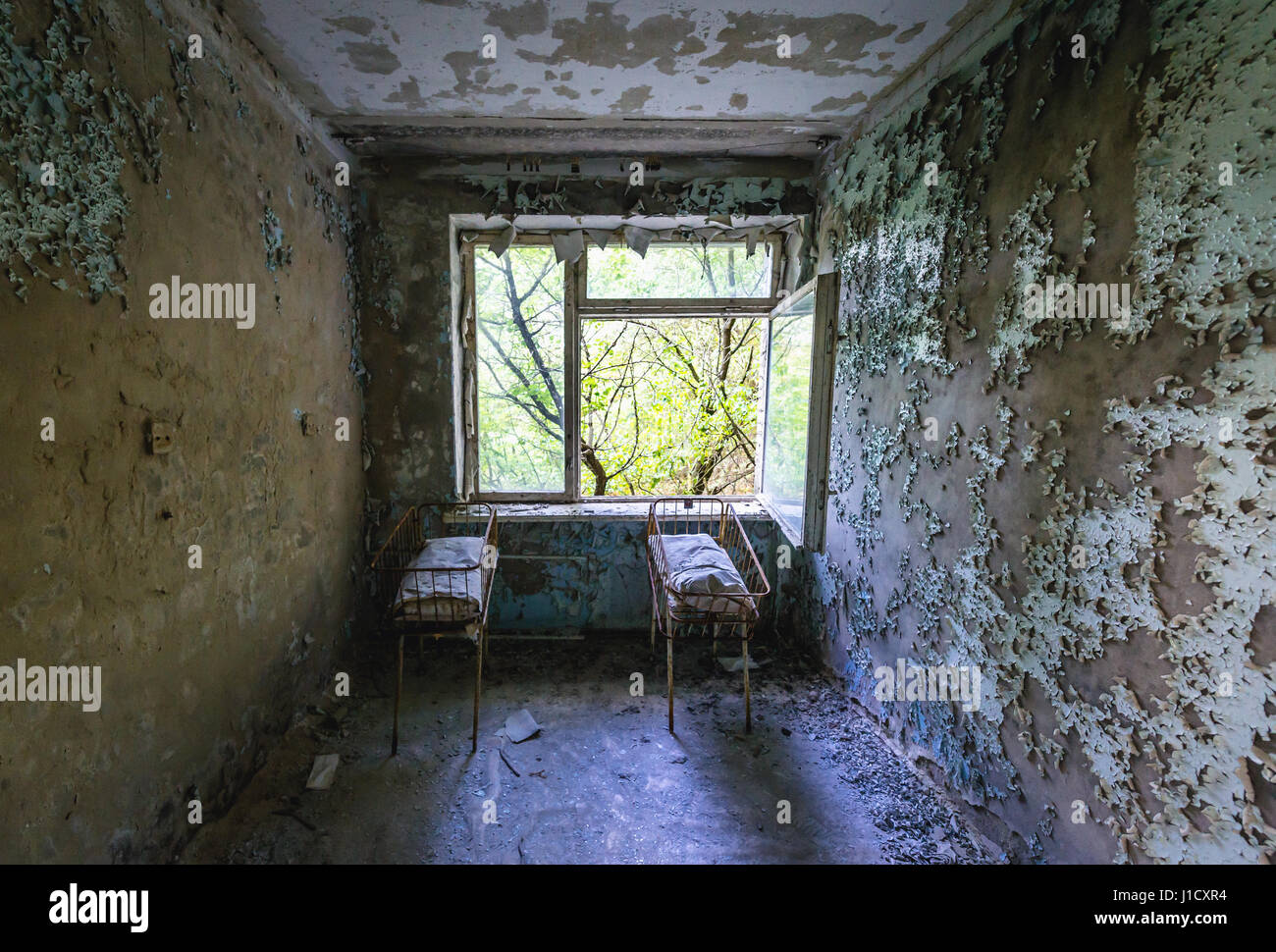 incompleto erótico Color de malva Cunas de bebé en el Hospital Nº 126 de Pripyat ciudad fantasma, la planta  de energía nuclear de Chernobyl, zona de alienación alrededor del reactor  nuclear, Ucrania ante desastres Fotografía de stock -