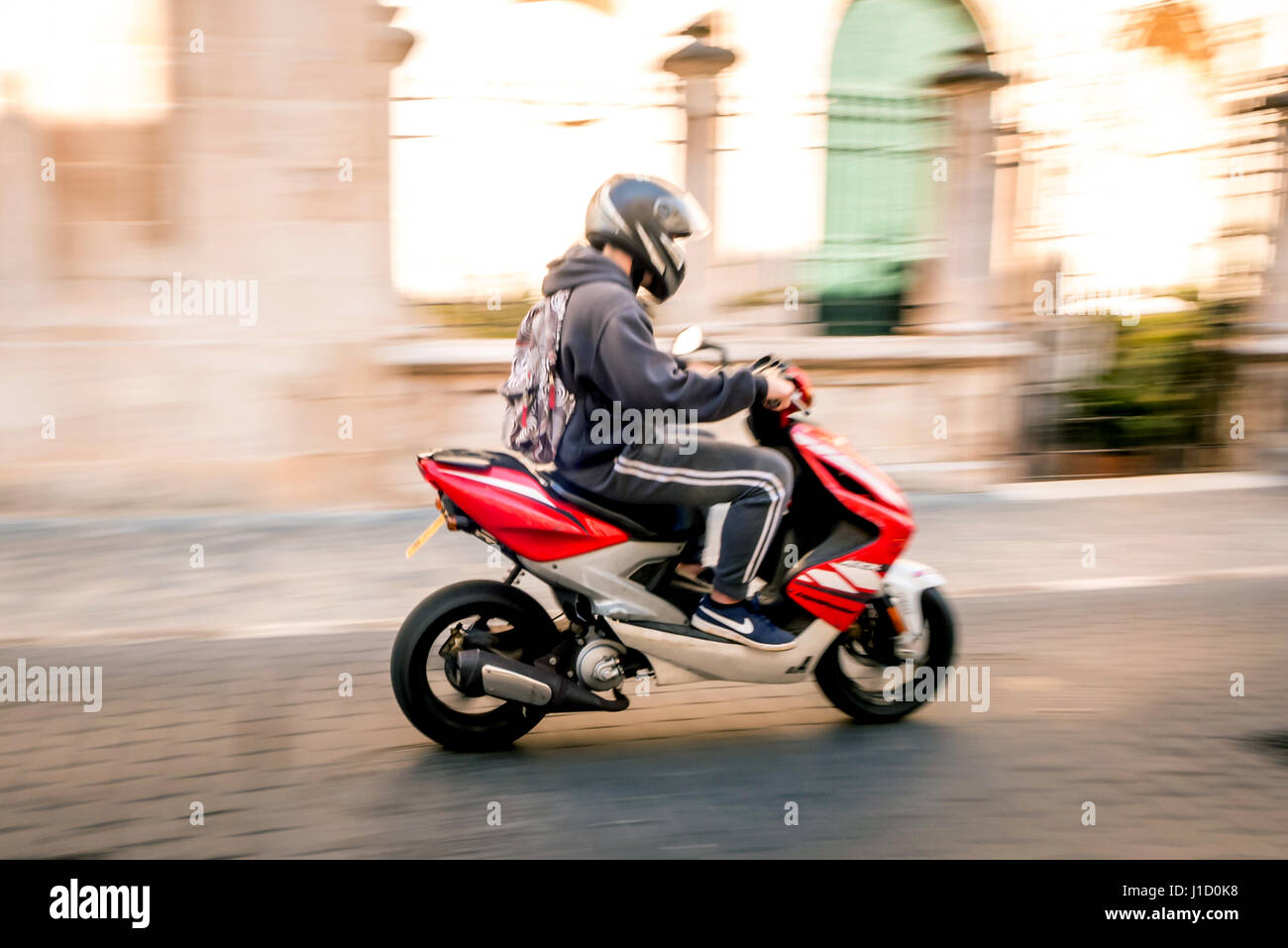 Joven en una motocicleta por las calles de Mahón, Menorca Fotografía de  stock - Alamy