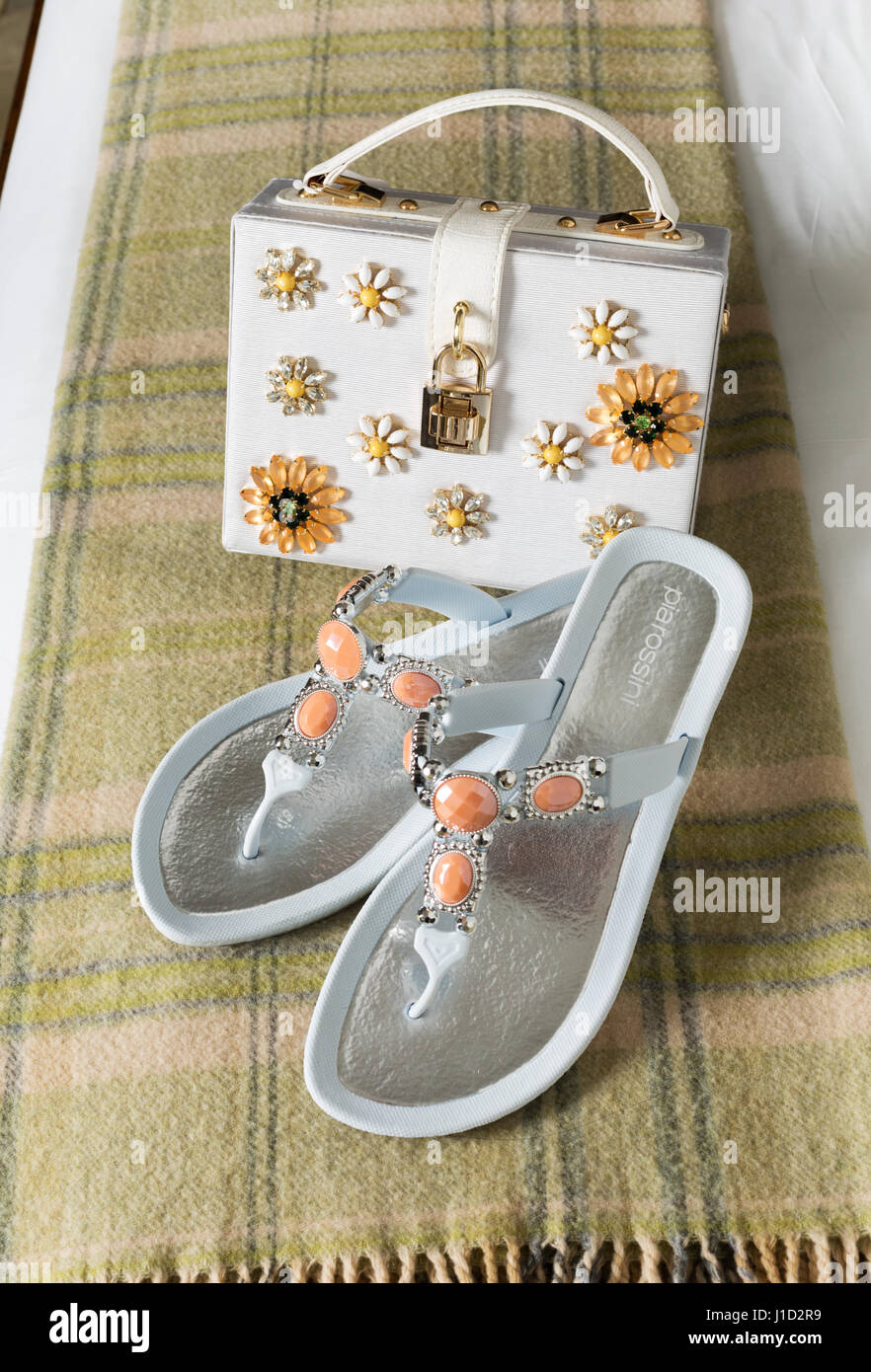 Chanclas de diseñador fotografías e imágenes de alta resolución - Alamy