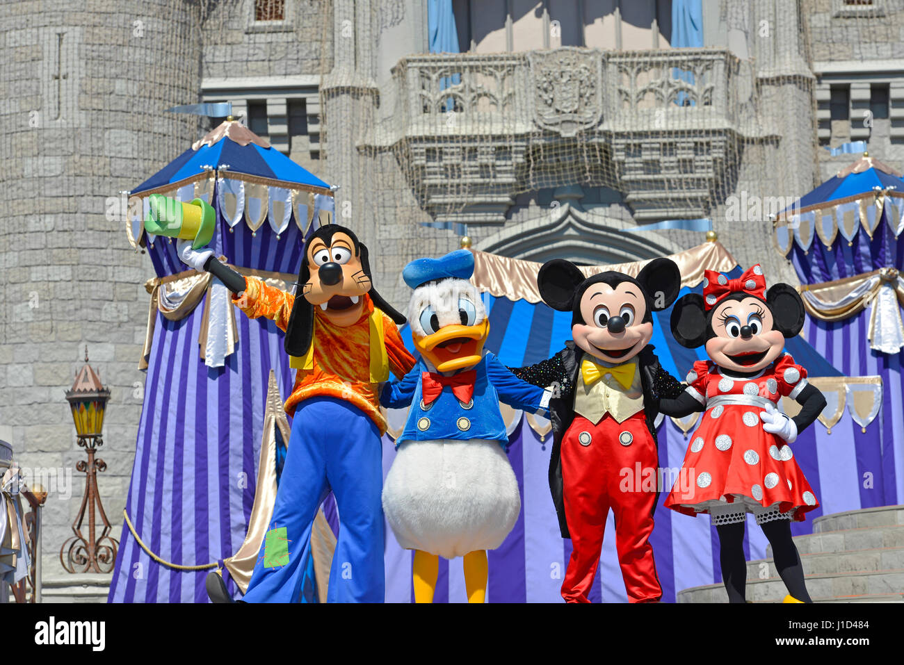 Los personajes de Disney, Mickey Minnie Goofy Donald Duck, Cinderella Castle en el Magic Kingdom, Disney World Resort, Orlando, Florida Foto de stock