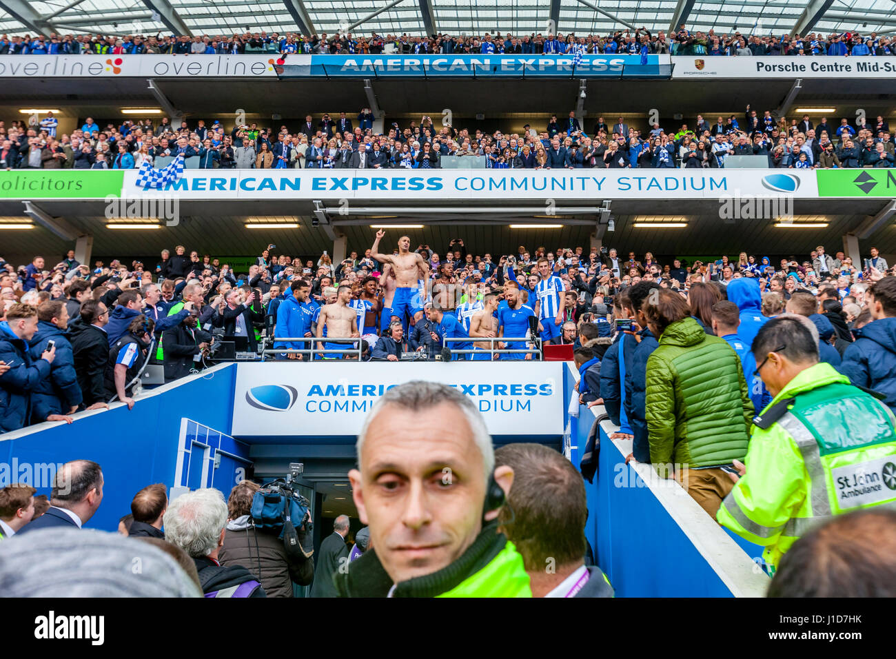 Brighton y Hove Albion los jugadores celebrando el ascenso del club a la Premier League, el estadio de Amex, Brighton, Sussex, Reino Unido Foto de stock