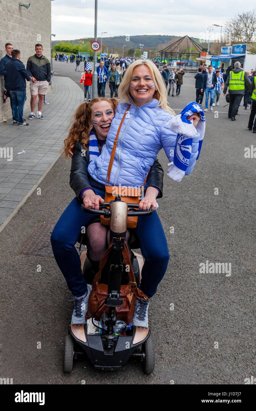 Dos mujeres de Brighton y Hove Albion partidarios celebrando el ascenso del club a la Premier League, el estadio de Amex, Brighton, Sussex, Reino Unido Foto de stock