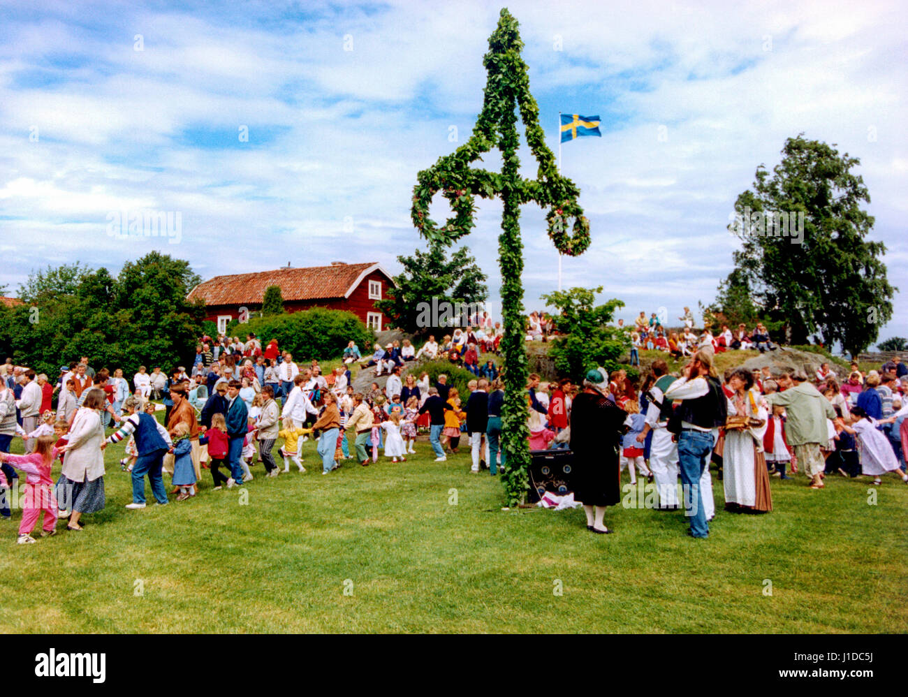 Fiestas de verano en Suecia Södermanland 2004 con obras de teatro y danza alrededor del polo Foto de stock