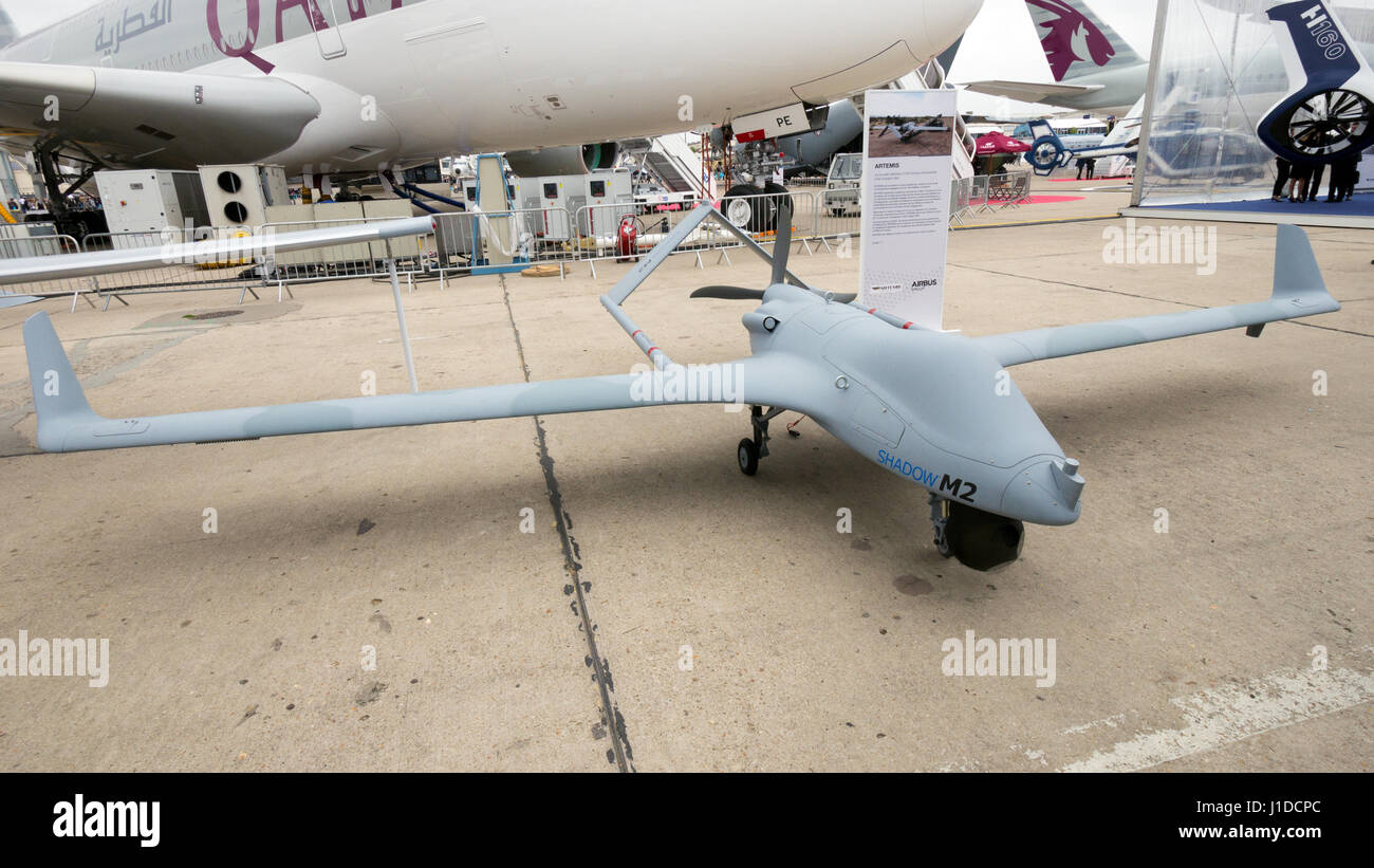París-LE BOURGET - jun 18, 2015: una sombra de Textron M2 drone UAV con Airbus modificaciones en la 51ª Feria Internacional de Aeronáutica de París. Foto de stock