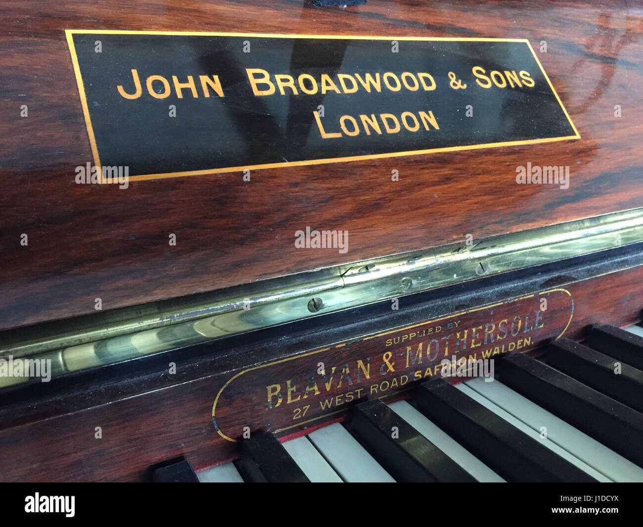 El piano donde un alijo de oro se encuentra en Ludlow Museo antes de ser  devueltas a sus propietarios, como un misterio rodea la identidad de los  legítimos herederos de un tesoro