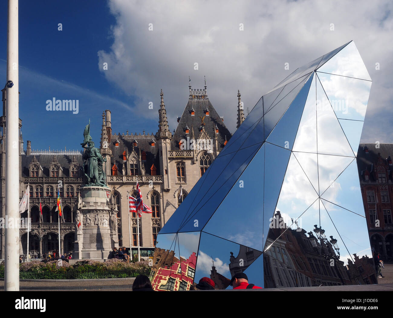 Brujas, Bélgica, 28 de septiembre: en el Markt (Plaza del 'Mercado'), Vibeke Jensen reflejado, estructura octogonal Conectar o diamondscope es visto con muchos Foto de stock